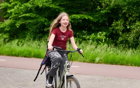 Leerling fietst naar school.