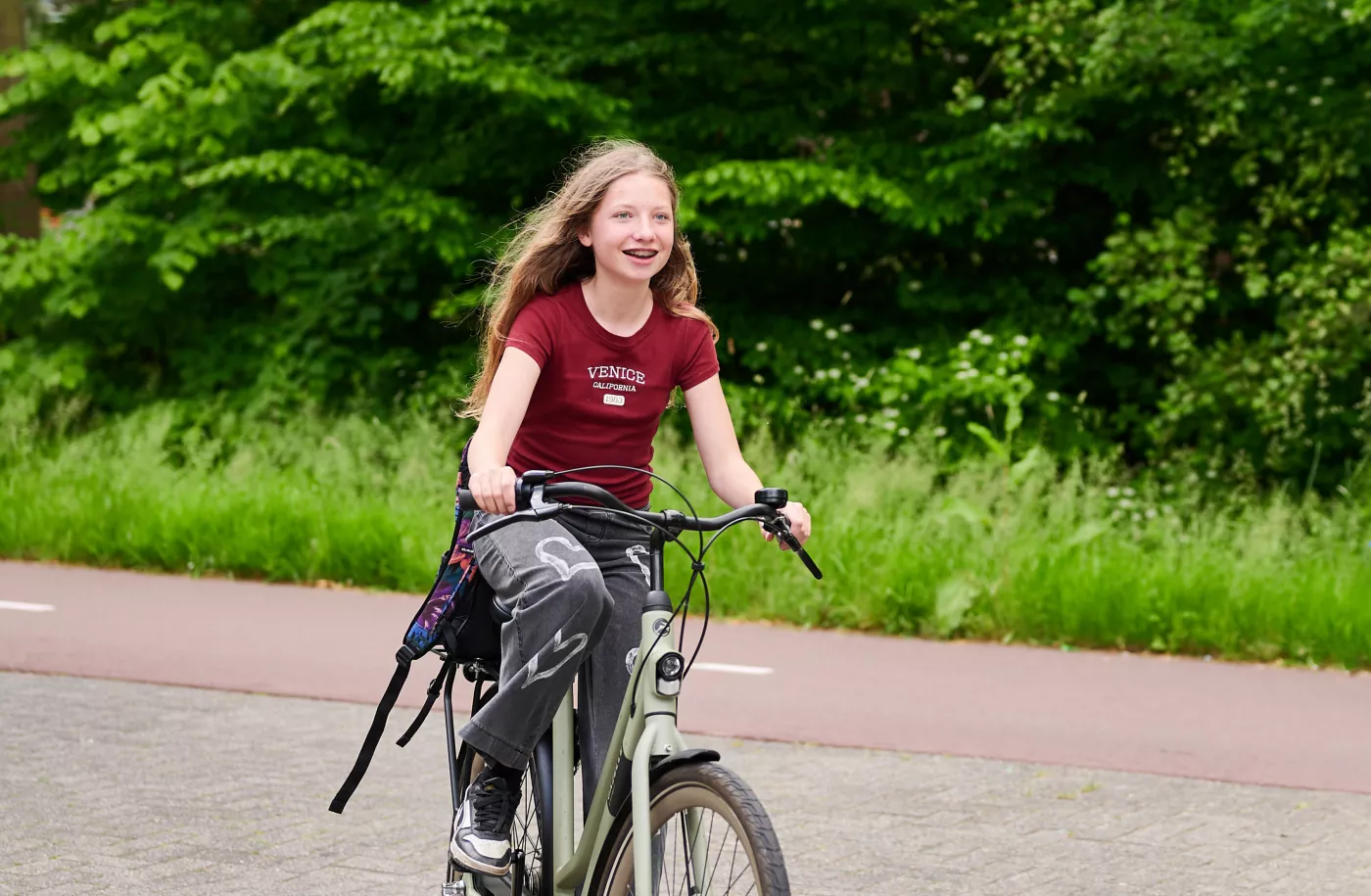 Leerling fietst naar school.