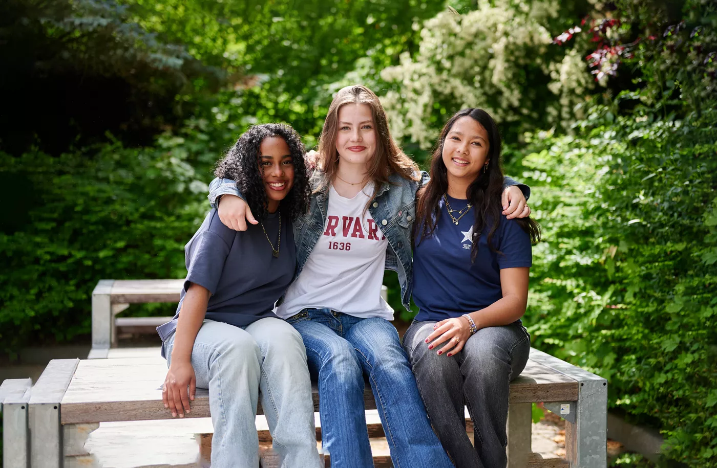 Leerlingen op een bankje op het plein.