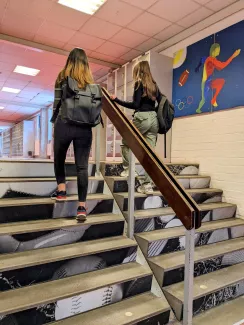 Leerlingen Kitara en Anastasia op de trap.