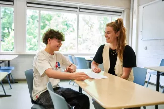 Leerling en mentor op het Kamerlingh Onnes.