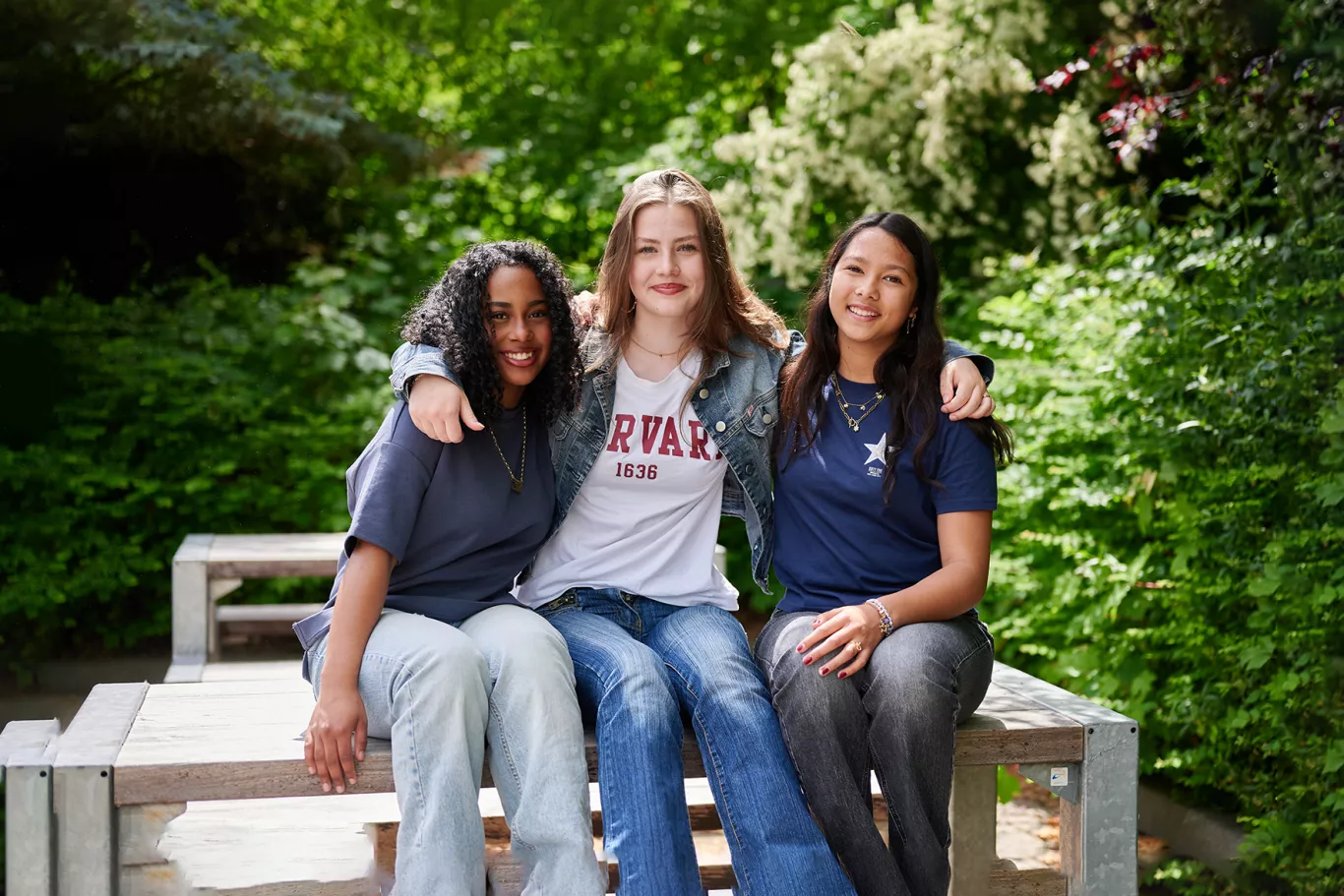 Leerlingen op een bankje op het plein.